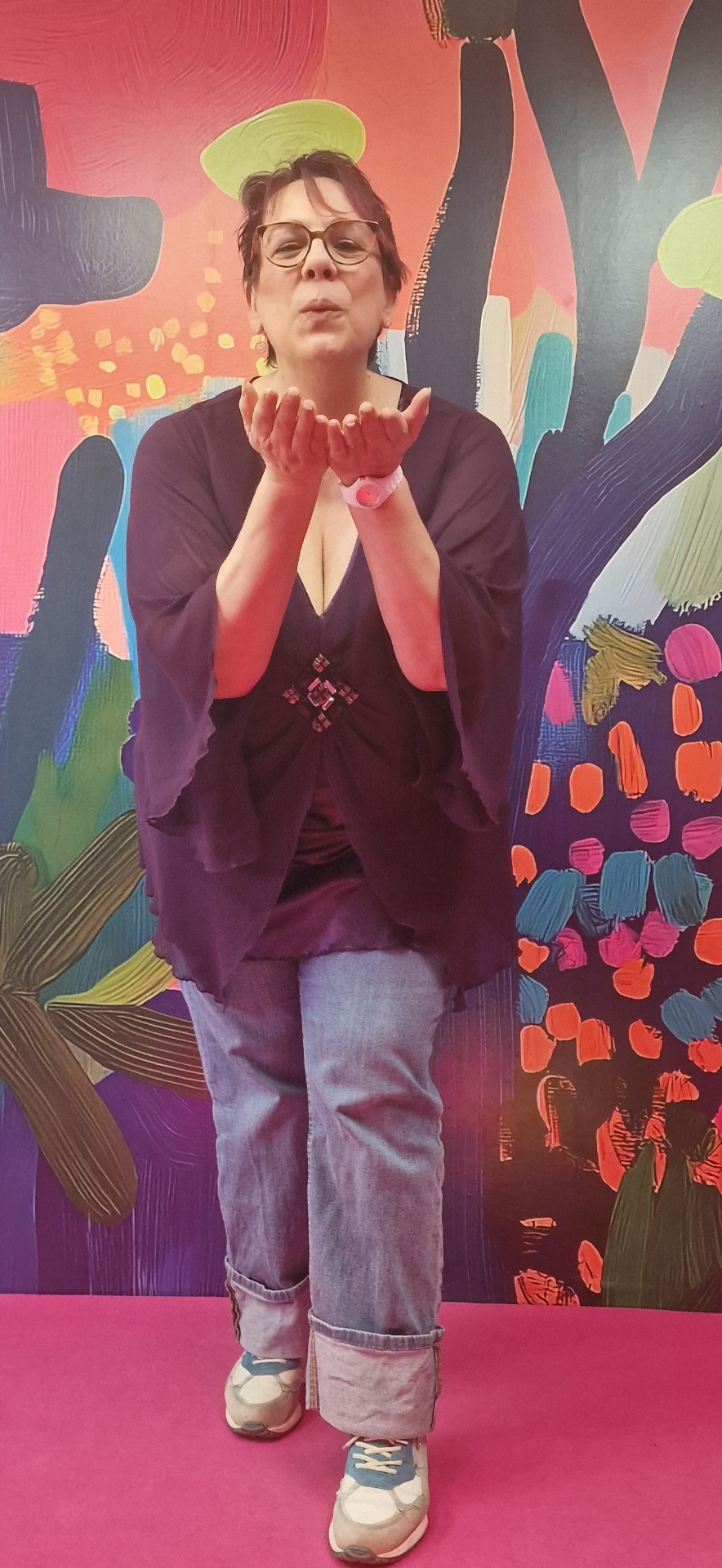 Nicole Frontzek vor einem bunten Kunst-Hintergrund